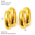 Detail van 18k vergulde roestvrijstalen C-vormige oorringen met afmetingen van 32mm - Dubbellaagse Chunky Stijl (SE859G)