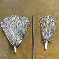 Zilveren metallic cheerleading pompons met witte plastic handgrepen in twee maten - Rechte Handgreep 40 G Zilver (middelmatige Dichtheid Geschikt Voor Middelbare Scholieren En Volwassenen)