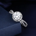 Bague halo en argent avec pierre moissanite ronde et anneau fendu élégant - Ouvert Réglable / Design Halo à Anneau Divisé (MS292)