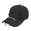 Vue détaillée d'une casquette en coton noir avec détails usés et broderie blanche - Réglable / Noir