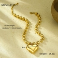 Vista de detalle del collar de bolas doradas con gran colgante de corazón 3D y datos - Dorado Corazón