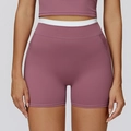 Yoga-Shorts in Trockenrose mit hohem Bund, weißem Kontrast und figurbetonter Passform - S / Violett