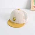 Dettaglio cappello sole neonato con ricamo smiley e pannello posteriore in rete bianca - 48cm (Consigliato 6 mesi-2 anni) / Giallo