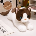 Realistische Plüschkatze liegend in Dunkelbraun und Weiß mit blauen Augen für Kinder - 45cm / Kaffeebraune Ragdoll-Katze