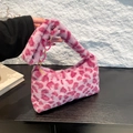 Schultertasche aus Kunstpelz mit rosa-lila Leopardenmuster und goldener Gliederkette - Rosa Leopard