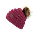 Détail du bonnet en tricot magenta avec pompon en fausse fourrure et écusson en cuir - Rose rouge