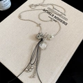 Vue détaillée du collier à pampilles avec pierre carrée, cœur en cristal et pendentifs - Collier Pompon Pendentif Cœur Blanc Argent