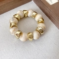 Bracciale minimalista con perle in acrilico marmorizzato e distanziali dorati beige - Bianco-Oro