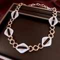 Gros plan détaillé d'un collier géométrique vintage avec des losanges blancs sertis de diamants - Collier Seul / Collier - Or - Blanc