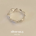 Macro shot of polished 925 sterling silver ring featuring a minimalist wavy design detail - Adjustable Open / Silver