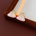 Rosafarbene Handtaschen-Ohrringe mit Goldkreuz auf einem Samt-Präsentationsständer - Rosa Handtaschen-Stil