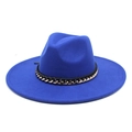 Détail du chapeau fedora bleu royal avec ruban en cuir noir et chaîne dorée élégante - Bleu