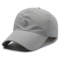 Gorra de béisbol gris claro de secado rápido con malla y bordado de la letra C - Ajustable / Gris claro