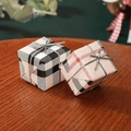 Scatole regalo di Natale a quadri con fiocchi d'argento su superficie di legno rustico - 3cm / Rosa Nero a Quadri