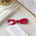 Barrette nœud élégante en acétate rouge vin sur un plateau à bijoux en velours beige - Rouge