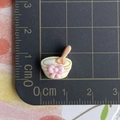 Miniature de bol de glace fraise en résine avec nœud rose et cuillère, détail 1,5cm - Pudding jaune avec nœud
