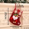 Dettaglio della calza di Natale in juta rossa con Babbo Natale e campanelli sul camino - Nuova Calza con Campanellino-Babbo Natale (20x15.5cm)