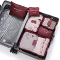 Detailansicht von Reise-Organizer-Taschen, die ordentlich im Koffer verpackt sind für Ordnung. - Burgunderrot