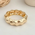 Gros plan du bracelet jonc doré à vagues irrégulières avec effet miroir poli brillant - Bracelet Jonc Épais Texturé à Vagues Occidentales / Or (SL273)
