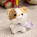 Pluche driekleurige kattenhanger met paarse strik, metalen bel en geel ophangkoord - 14cm(0.1kg) / Gevlekt