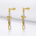 Detalle macro de pendientes abrazo bicolor con figuras pulidas en oro y plata - Dorado Blanco