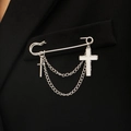 Punk Silber Sicherheitsnadel Brosche mit Ketten und weißen Kreuzen auf schwarzem Anzug - Silber Mit Kreuz