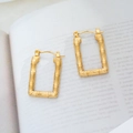Vue détaillée des boucles d'oreilles rectangulaires plaquées or 18 carats avec texture - Carré en Bambou