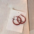 Dettaglio di orecchini a cerchio rossi vintage con finitura lucida su perno in argento 925 - Diametro 4cm / Rosso Scuro