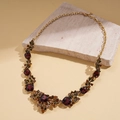 Détail du collier de style palais rétro avec pierre rouge foncée et feuilles dorées - Cuivre/Strass / Collier Vintage (Rouge)