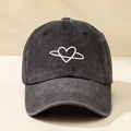 Berretto baseball grigio scuro lavato vintage con cuore bianco ricamato e stella - Nero
