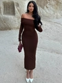 Dettaglio dell'elegante abito lungo marrone con spalle scoperte e scollatura a risvolto - S / Marrone