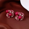 Detailansicht von Vintage-Ohrsteckern mit roten Harzblüten und Strass auf Seide - Rosarot-Rund (Silver Earring Post)