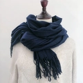 Écharpe en cachemire synthétique bleu marine avec franges sur mannequin pour l'hiver - 70*200cm / Bleu Marine