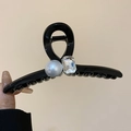 Detalle de pinza para el pelo negra de acrílico con perla azul claro y cristal rectangular - Pinza de Pelo Blanca con Diamantes e Imitación de Perla / Blanco