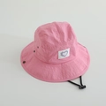 Dettaglio del cappello rosa ad asciugatura rapida con toppa a cuore e cordino regolabile - 52cm / Rosa