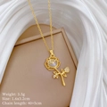 Detailopname van gouden bloemketting met opaal en kristallen op zijden achtergrond - Gouden Rozenstijl (E253)