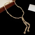 Détail d'un collier à pompons dorés multicouches avec perles sur fond noir élégant - 2# Collier à Pompons et Perles Rondes Multi-Rangs - Or (HN11091)