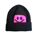 Bonnet en tricot noir pour femmes avec un motif de sourire pixelisé rose tendance - Noir avec sourire rose rouge