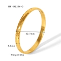 Dettaglio del bracciale in acciaio inossidabile placcato oro 18k con trama a rombi martellata - HF-B5206 Oro Martellato Larghezza 5,8 mm