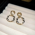 Boucles d'oreilles anneaux doubles dorés avec émail léopard et pierre en zircon - Double Anneau Tacheté Avec Zircon Doré