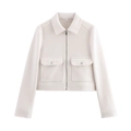 Primer plano detallado de la chaqueta de lana beige con textura de tela y etiqueta talla S - Blanco