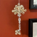 Ornamento natalizio in acrilico trasparente con paillettes oro e argento su sfondo rosso - Chiave / Altezza 16cm