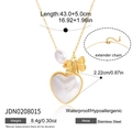 Detalle del collar de acero inoxidable bañado en oro 18K con perla y colgantes de mariposa - Estilo de Colgante de Mariposa Corazón (JDN0208015)