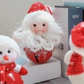 Weihnachtsmann-Plüschfigur mit roter Punkten-Mütze auf einem Metallglocken-Anhänger - Rot-Weiße Weihnachtsmann