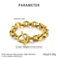 Dettaglio del bracciale a catena dorata in acciaio inossidabile con anello strutturato - Stile Chiusura a Cuore OT Oro (KB144903-Z)