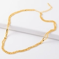 Elegante collar de doble capa con discos dorados y cierre ajustable sobre fondo blanco - Dorado