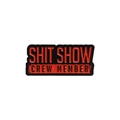 Spilla smaltata divertente Shit Show Crew Member con scritte rosse su fondo nero - Stile Team di Lavoro (QHXZ988)
