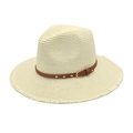 Dettaglio di cappello in paglia beige con bordi sfrangiati e fascia in ecopelle marrone - M (56-58cm) / crema
