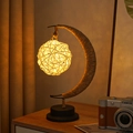 Lampe LED croissant de lune avec corde de chanvre et boule de rotin sur bureau - 0.12w / Blanc Chaud - Boule de Rotin Type de Batterie