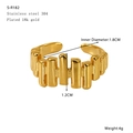 Dettagli dell'anello in acciaio inossidabile placcato oro 18k con texture e misure - Texture a righe verticali (S-R182)